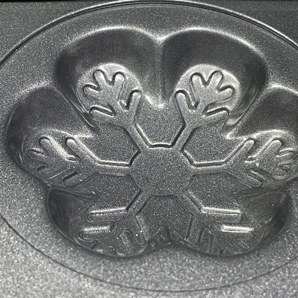 Wilton Cookie Pan Mold - 12 Cavity 3 Designs - Holiday Christmas Baking - NEW - Picture 4 of 7